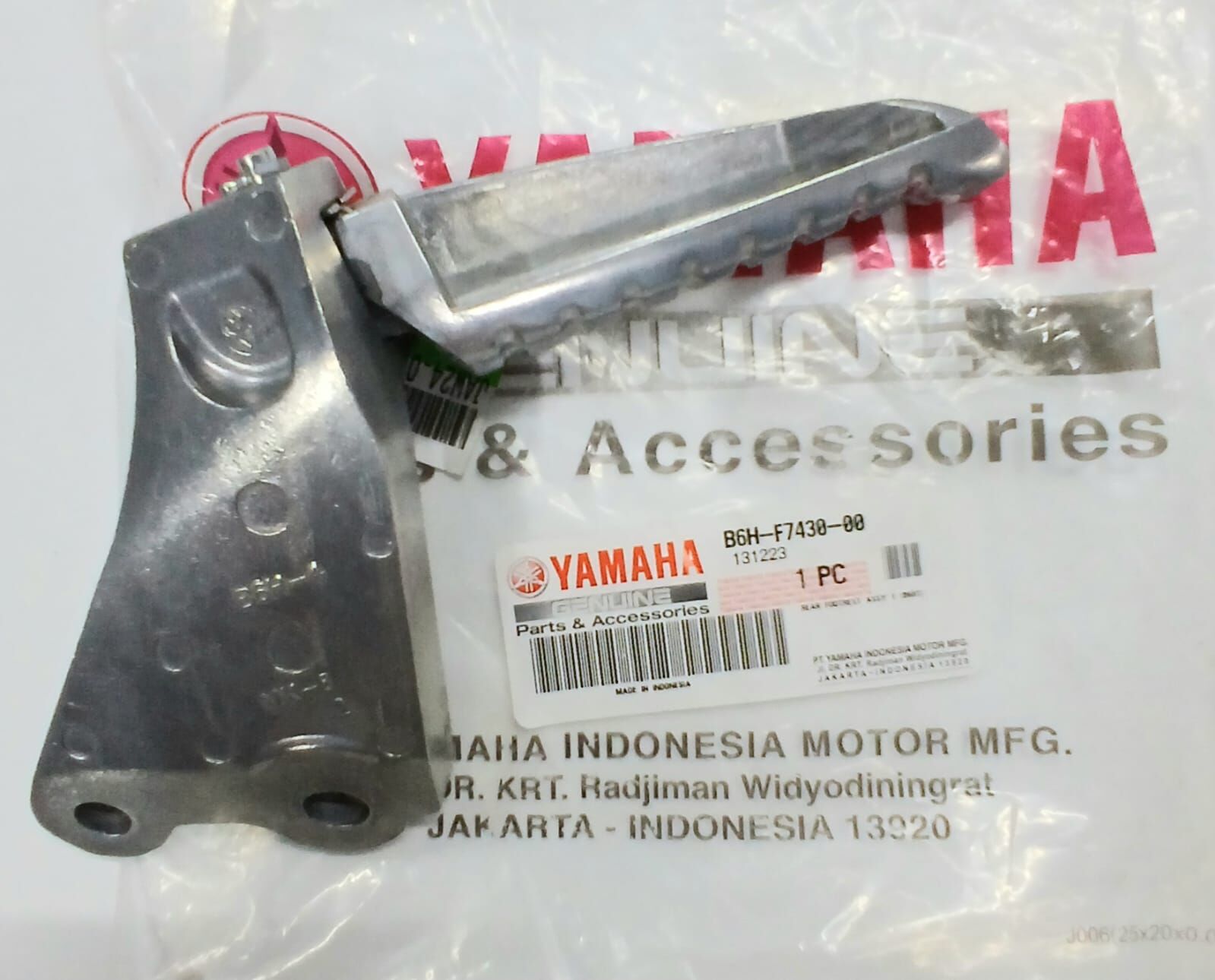 Yamaha N-MAX 125 ARKA BASAMAK VE BRAKETİ (SOL)