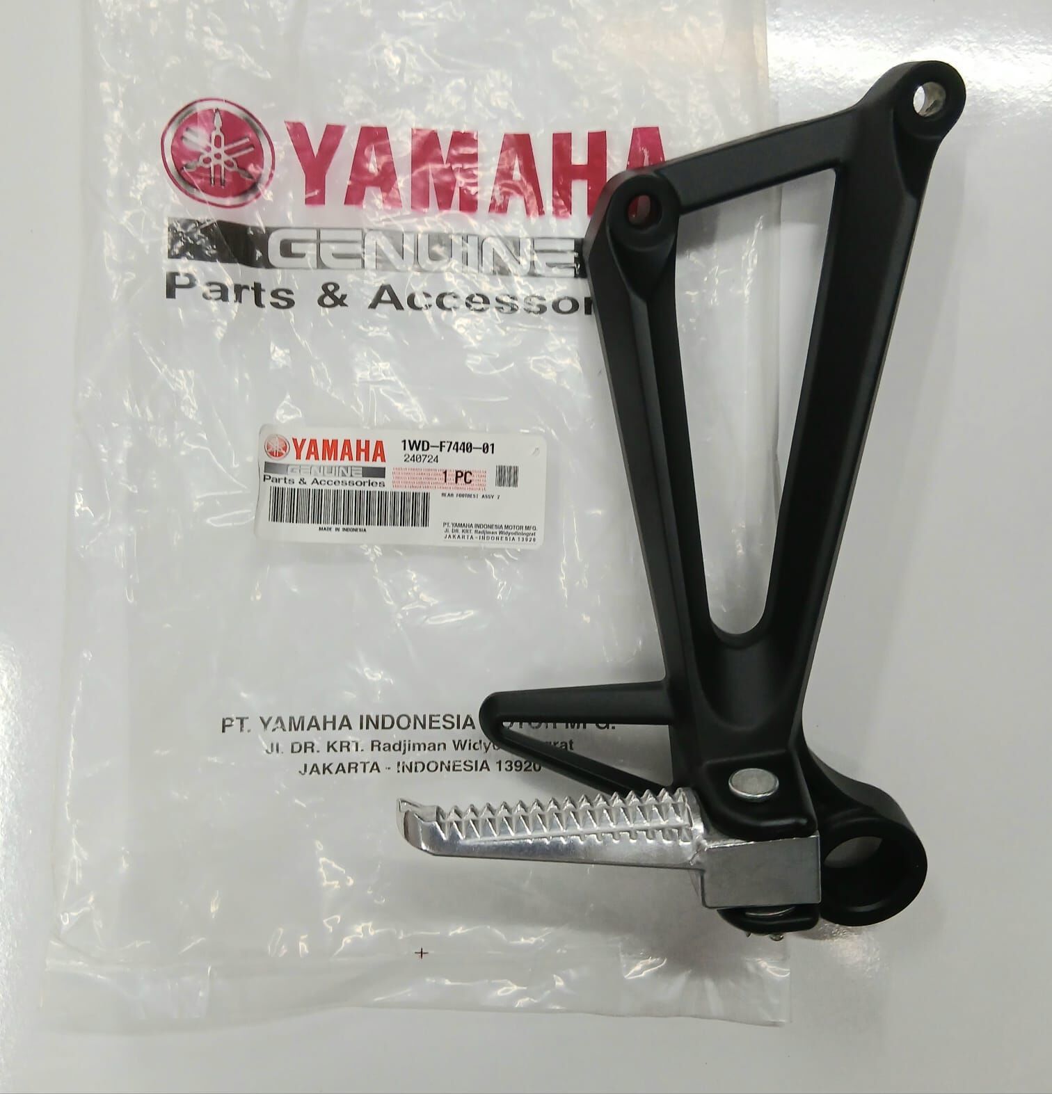 Yamaha YZF R25 ARKA BASAMAK VE BRAKET(SAĞ)